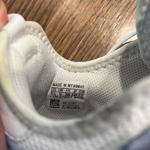 Adidas snickers. unisex. Big kid size 5,5 or Women 7 - Picture 7 of 7